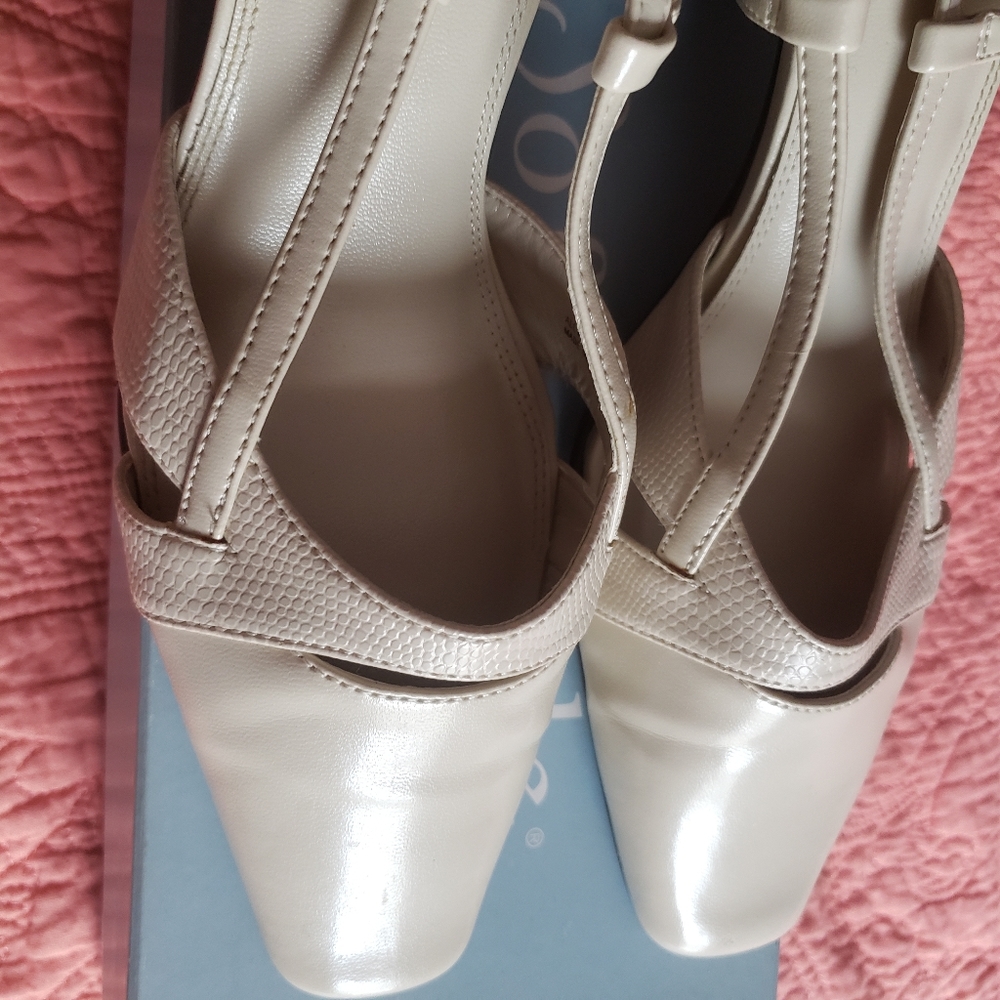 Soft Style Bone Smooth/Snake Heels